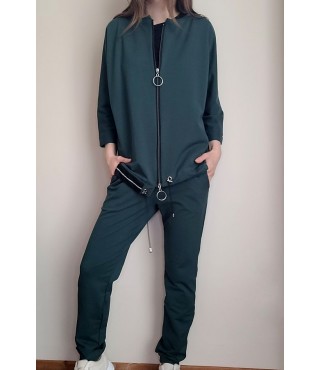 Naujas žalias laisvalaikio kostiumas 